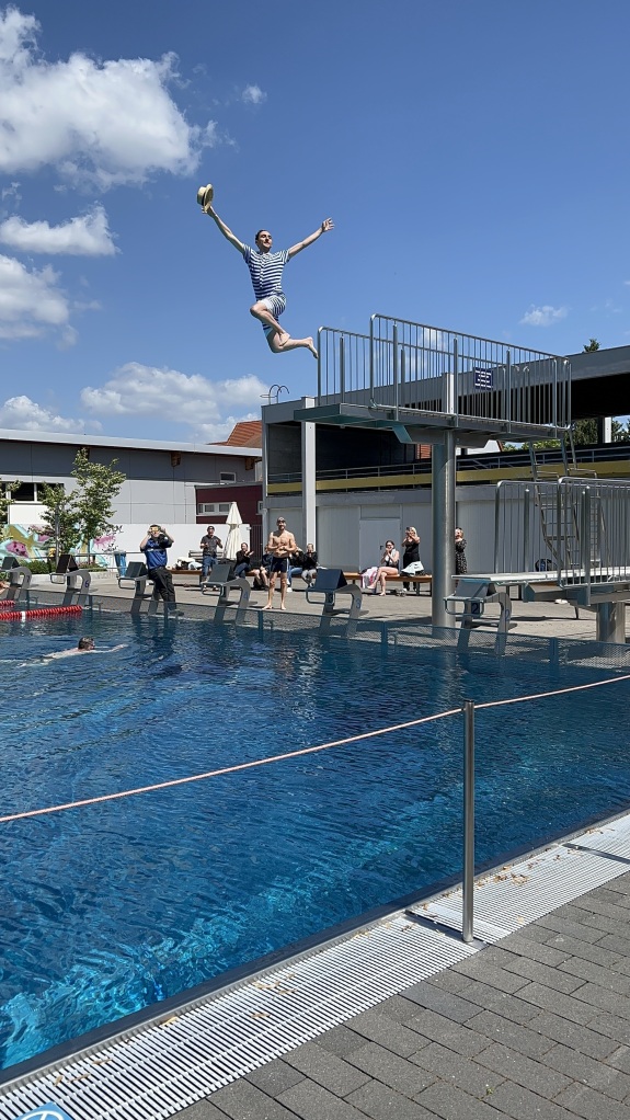 Sprung Erster Bürgermeister zur Freibaderöffnung